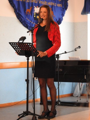 Jadranka Jakomin pevka, voditeljica in predstavnica kulturnega društva Vse-ENO